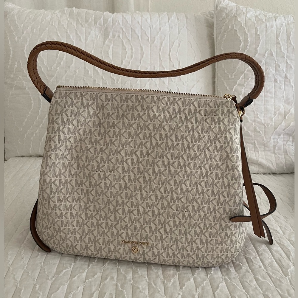 Michael Kors Authentic Signature Hobo Grand Shoulder Bag
NWT
